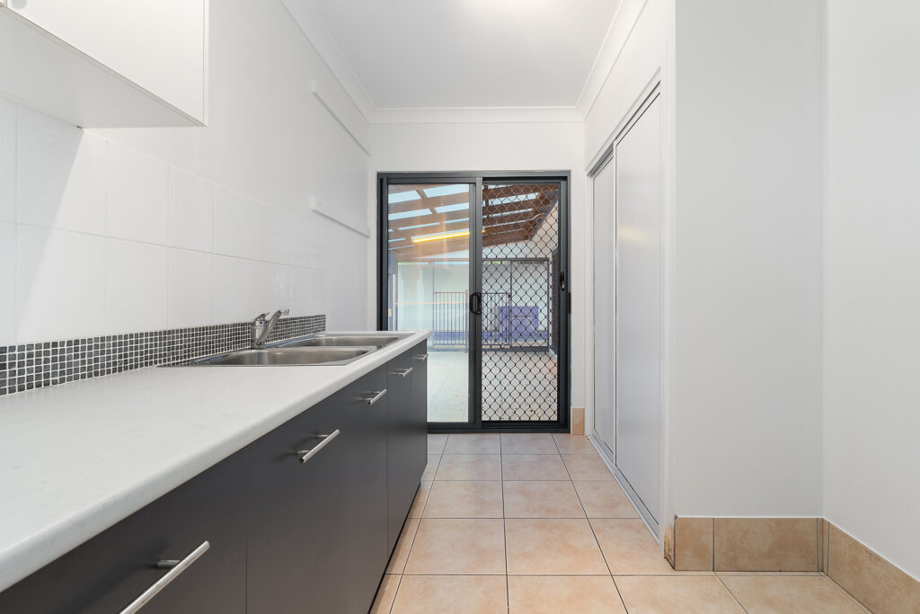 26 Hilltop Crescent, Blue Mountain Heights QLD 4350 - photo 17
